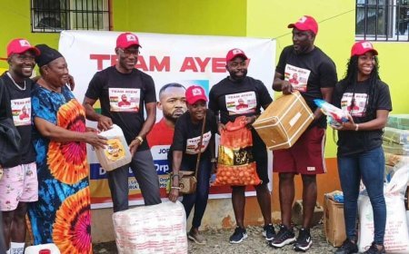 Jordan Ayew makes a donation ahead of Ghana’s game against Sudan