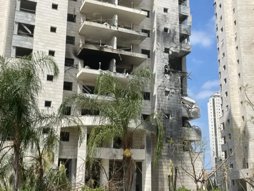Four Killed as Iran Missile Strikes Israeli Apartments, Displacing Hundreds