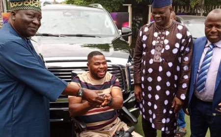 Seyi Makinde Supports Yinka Ayefele With SUV After Fire Outbreak