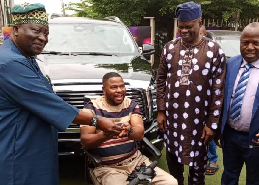 Seyi Makinde Supports Yinka Ayefele With SUV After Fire Outbreak