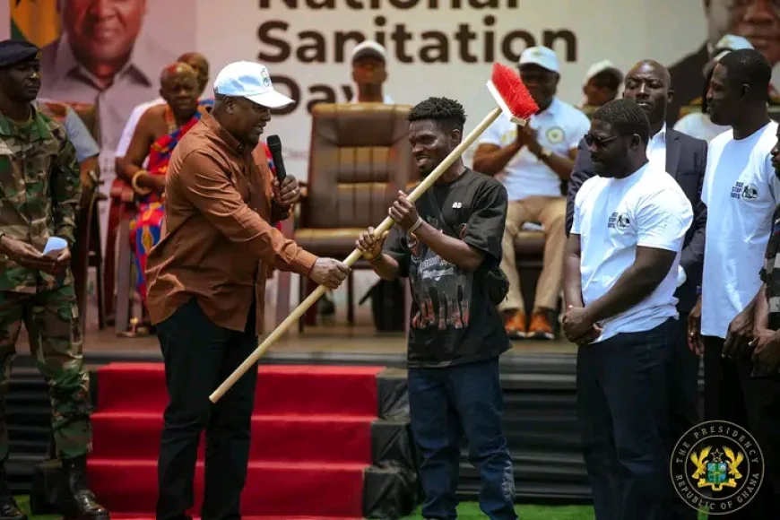 Mahama donates sanitation Tools to BuzStopBoys at relaunch of National Sanitation Day