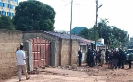 Breaking News: Unknown armed men invade New Ogbojo, Accra, collapsing buildings and beating residents. 