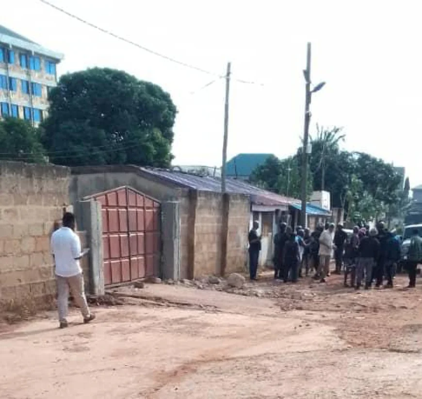 Breaking News: Unknown armed men invade New Ogbojo, Accra, collapsing buildings and beating residents. 