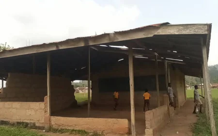 ADANSI DUA MPOMPO STUDENTS STUDY UNDER A DEAD TRAP SANDY STRUCTURE, CHIEF APPEALED FOR SUPPORT