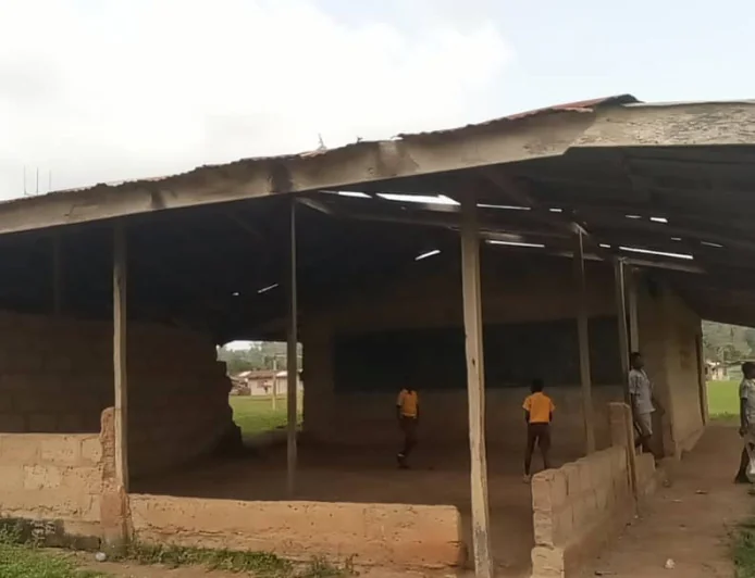 ADANSI DUA MPOMPO STUDENTS STUDY UNDER A DEAD TRAP SANDY STRUCTURE, CHIEF APPEALED FOR SUPPORT