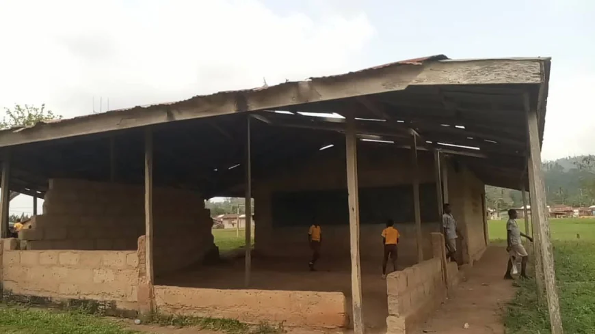ADANSI DUA MPOMPO STUDENTS STUDY UNDER A DEAD TRAP SANDY STRUCTURE, CHIEF APPEALED FOR SUPPORT